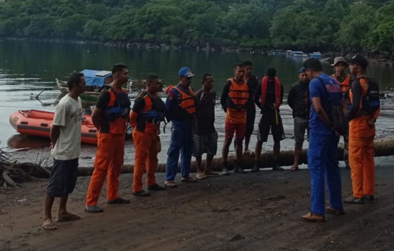Breifing dan persiapan Operasi SAR hari kedua, Rabu (8/3), untuk mencari nelayan yang jatuh dan tenggelam di Perairan Pantai Nuba Flores Timur