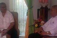 Calon legislator Partai Perindo Stefanus Roy Rening silaturahmi ke Uskup Maumere Mgr Edwaldus Martinus Sedu di Istana Keuskupan Maumere, Jumat (10/3)