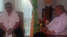 Calon legislator Partai Perindo Stefanus Roy Rening silaturahmi ke Uskup Maumere Mgr Edwaldus Martinus Sedu di Istana Keuskupan Maumere, Jumat (10/3)