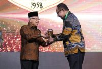 Wakil Presiden Ma’ruf Amin menyerahkan UHc Award kepada Wakil Gubernur NTT Yosef A Nae Soi di Balai Sudirman Jakarta, Selasa (14/3)