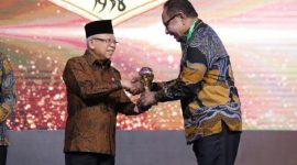 Wakil Presiden Ma’ruf Amin menyerahkan UHc Award kepada Wakil Gubernur NTT Yosef A Nae Soi di Balai Sudirman Jakarta, Selasa (14/3)