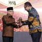 Wakil Presiden Ma’ruf Amin menyerahkan UHc Award kepada Wakil Gubernur NTT Yosef A Nae Soi di Balai Sudirman Jakarta, Selasa (14/3)