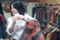 Grace Natalie membeli salah satu baju adat produk AkuSikka, Kamis (16/3) 