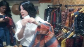 Grace Natalie membeli salah satu baju adat produk AkuSikka, Kamis (16/3) 