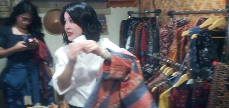 Grace Natalie membeli salah satu baju adat produk AkuSikka, Kamis (16/3) 