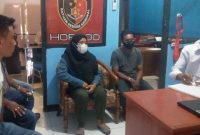 Para tersangka penyulundupan BBM melakukan wajib lapor di Unit Pidana Umum Reskrim Polres Sikka, Senin (20/3)