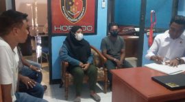 Para tersangka penyulundupan BBM melakukan wajib lapor di Unit Pidana Umum Reskrim Polres Sikka, Senin (20/3)