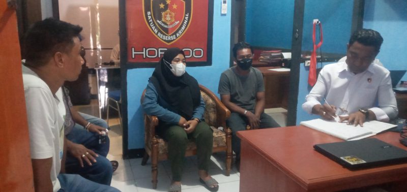 Para tersangka penyulundupan BBM melakukan wajib lapor di Unit Pidana Umum Reskrim Polres Sikka, Senin (20/3)