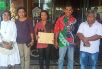 Perwakilan Jaringan HAM berada di Kantor Kejaksaan Negeri Sikka, Selasa (21/3) untuk menyerahkan dokumem kakian hukum terkait kasus korupsi BTT