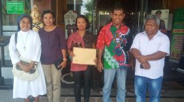 Perwakilan Jaringan HAM berada di Kantor Kejaksaan Negeri Sikka, Selasa (21/3) untuk menyerahkan dokumem kakian hukum terkait kasus korupsi BTT