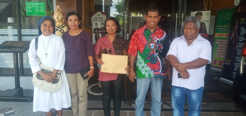 Perwakilan Jaringan HAM berada di Kantor Kejaksaan Negeri Sikka, Selasa (21/3) untuk menyerahkan dokumem kakian hukum terkait kasus korupsi BTT