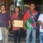 Perwakilan Jaringan HAM berada di Kantor Kejaksaan Negeri Sikka, Selasa (21/3) untuk menyerahkan dokumem kakian hukum terkait kasus korupsi BTT