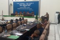Bupati Sikka Fransiskus Roberto Diogo sedang menyampaikam keterangan pemerintah terhadap.pemandangan umum fraksi atas LKPJ TA 2022, Senin (27/3)