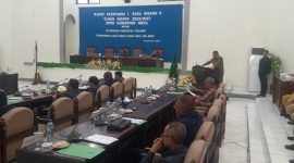 Bupati Sikka Fransiskus Roberto Diogo sedang menyampaikam keterangan pemerintah terhadap.pemandangan umum fraksi atas LKPJ TA 2022, Senin (27/3)