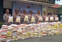 Kapolres Sikka AKBP Nelson Filipe Dias Quintas pose bersama para Kapolsek dalam rangka menyalurkan beras bantuan dari Kapolri, Selasa (28/3)