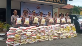 Kapolres Sikka AKBP Nelson Filipe Dias Quintas pose bersama para Kapolsek dalam rangka menyalurkan beras bantuan dari Kapolri, Selasa (28/3)