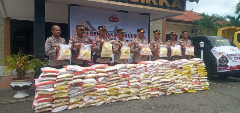 Kapolres Sikka AKBP Nelson Filipe Dias Quintas pose bersama para Kapolsek dalam rangka menyalurkan beras bantuan dari Kapolri, Selasa (28/3)
