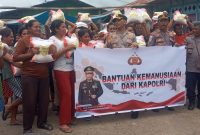 Kapolres Sikka AKBP Nelson Filipe Dias Quintas pose bersama penerima beras bantuan dari Kapolri, Selasa (28/3)