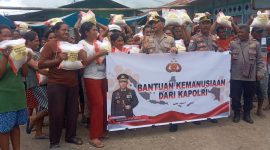 Kapolres Sikka AKBP Nelson Filipe Dias Quintas pose bersama penerima beras bantuan dari Kapolri, Selasa (28/3)