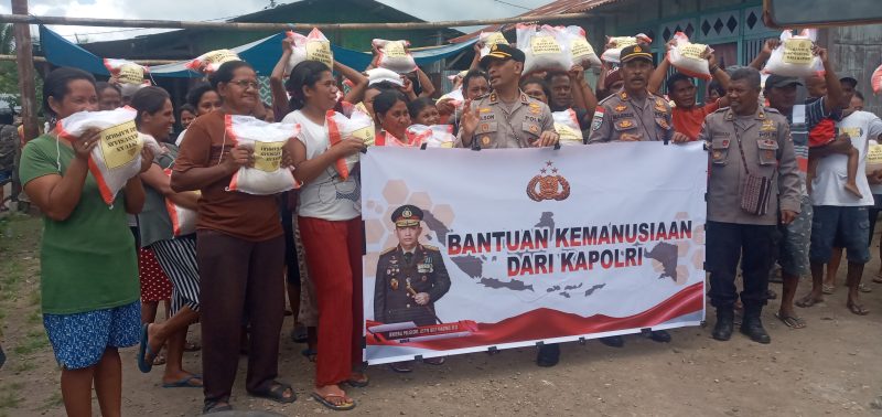 Kapolres Sikka AKBP Nelson Filipe Dias Quintas pose bersama penerima beras bantuan dari Kapolri, Selasa (28/3)