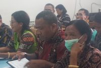 Kabag Ekonomi Setda Sikka Yoris da Cunha saat memberikan keterangan kepada Pansus 2 LKPJ Bupati Sikka, Kamis (30/3)