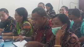 Kabag Ekonomi Setda Sikka Yoris da Cunha saat memberikan keterangan kepada Pansus 2 LKPJ Bupati Sikka, Kamis (30/3)