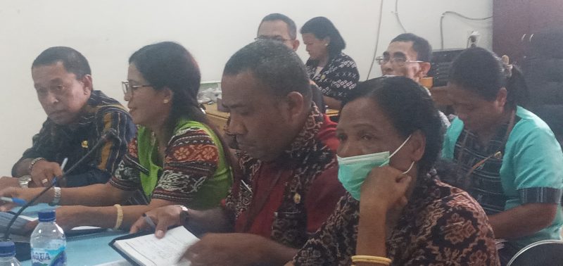 Kabag Ekonomi Setda Sikka Yoris da Cunha saat memberikan keterangan kepada Pansus 2 LKPJ Bupati Sikka, Kamis (30/3)
