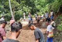 Warga Dusun Wolooja Desa Tuwa Kecamatan Tanawawo sedang kerja swadaya perbaiki jalan yang rusak, Kamis (2/3)