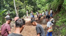 Warga Dusun Wolooja Desa Tuwa Kecamatan Tanawawo sedang kerja swadaya perbaiki jalan yang rusak, Kamis (2/3)