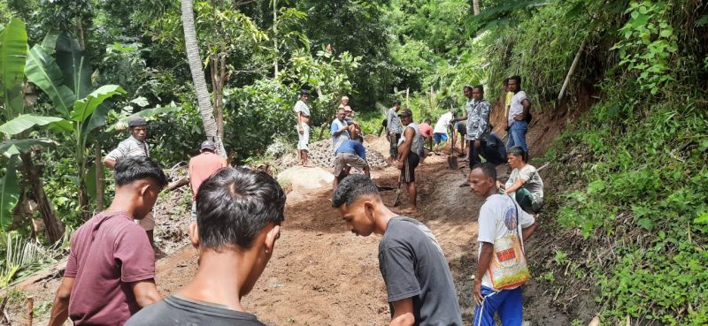 Warga Dusun Wolooja Desa Tuwa Kecamatan Tanawawo sedang kerja swadaya perbaiki jalan yang rusak, Kamis (2/3)