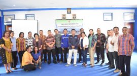 Peserta FGD pose bersama di Kantor Dinaskertrans Sikka, Kamis (2/3)