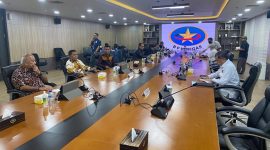 Anggota DPR RI Melchias Markus Mekeng bersama Penjabat Bupati Lembata dan Ketua DPRD Lembata di Kantor BPH Migas di Jakarta, Kamis (2/3)