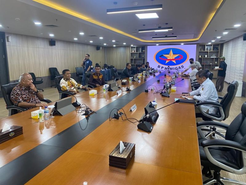 Anggota DPR RI Melchias Markus Mekeng bersama Penjabat Bupati Lembata dan Ketua DPRD Lembata di Kantor BPH Migas di Jakarta, Kamis (2/3)