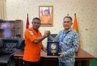 Joni, Agen KM Jangkar Samudra menyerahkan plakat kepada Kepala Kantor Pencarian dan Pertolongan Maumere Mexianus Bekabel, Senin (6/3), atas penyelamatan 26 nelayan KM Jangkar Samudra beberapa waktu lalu