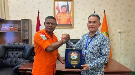 Joni, Agen KM Jangkar Samudra menyerahkan plakat kepada Kepala Kantor Pencarian dan Pertolongan Maumere Mexianus Bekabel, Senin (6/3), atas penyelamatan 26 nelayan KM Jangkar Samudra beberapa waktu lalu