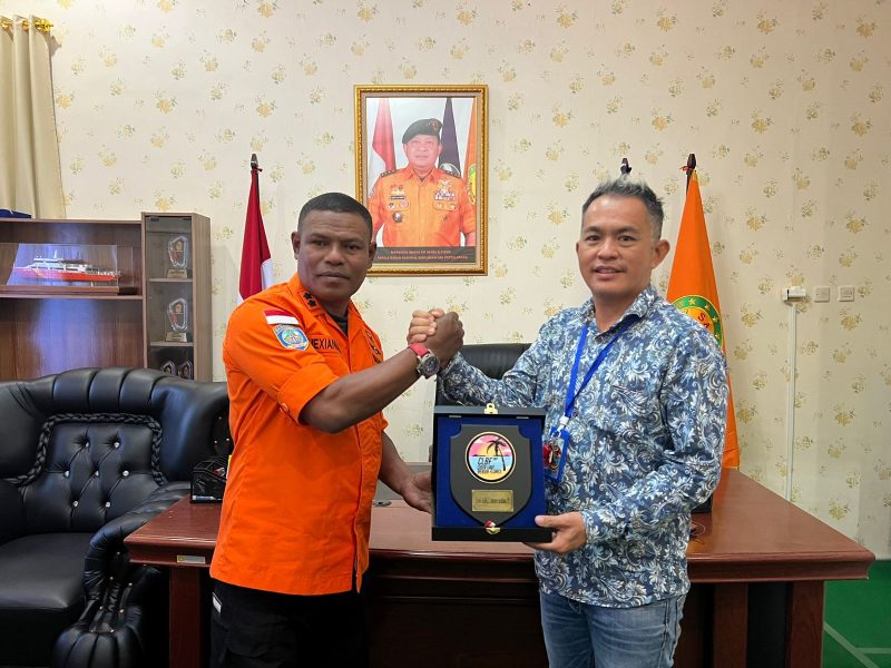 Joni, Agen KM Jangkar Samudra menyerahkan plakat kepada Kepala Kantor Pencarian dan Pertolongan Maumere Mexianus Bekabel, Senin (6/3), atas penyelamatan 26 nelayan KM Jangkar Samudra beberapa waktu lalu