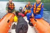 Tim SAR Gabungan, Rabu (8/3), mengevakuasi nelayan yang ditemukan meninggal setelah jatuh dan tenggelam di Perairan Pantai Nuba Flotim