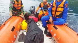 Tim SAR Gabungan, Rabu (8/3), mengevakuasi nelayan yang ditemukan meninggal setelah jatuh dan tenggelam di Perairan Pantai Nuba Flotim