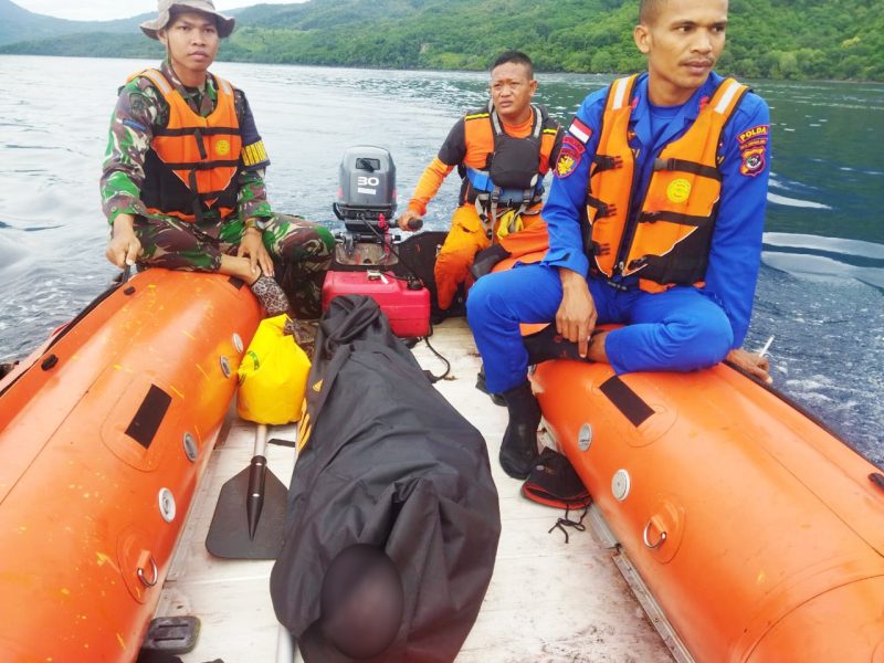 Tim SAR Gabungan, Rabu (8/3), mengevakuasi nelayan yang ditemukan meninggal setelah jatuh dan tenggelam di Perairan Pantai Nuba Flotim