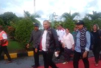 Stefanus Roy Rening didampingi Jefri Riwu Kore, tiba di Bandara Frans Seda Maumere, Kamis (9/3)