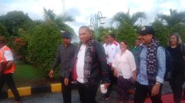 Stefanus Roy Rening didampingi Jefri Riwu Kore, tiba di Bandara Frans Seda Maumere, Kamis (9/3)