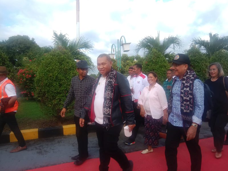 Stefanus Roy Rening didampingi Jefri Riwu Kore, tiba di Bandara Frans Seda Maumere, Kamis (9/3)