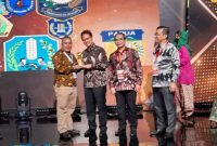 Pelaksana Tugas Kepala Dinas Kesehatan Kabupaten Lembata Quintus Irenius Suciadi menerima UHC Award 2023 dari Menkes Budi Gunadi Sadikin di Balai Sudirman Jakarta, Selasa (14/3)