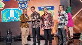 Pelaksana Tugas Kepala Dinas Kesehatan Kabupaten Lembata Quintus Irenius Suciadi menerima UHC Award 2023 dari Menkes Budi Gunadi Sadikin di Balai Sudirman Jakarta, Selasa (14/3)