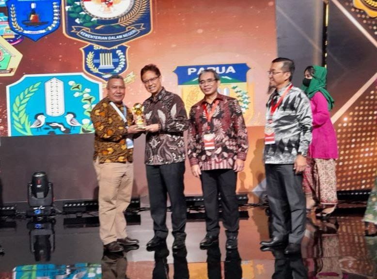 Pelaksana Tugas Kepala Dinas Kesehatan Kabupaten Lembata Quintus Irenius Suciadi menerima UHC Award 2023 dari Menkes Budi Gunadi Sadikin di Balai Sudirman Jakarta, Selasa (14/3)