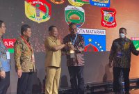Mendagri Tito Karnavian menyerahkan UHC Award 2023 kepada Bupati Sikka Fransiskus Roberto Diogo di Balai Sudirman Jakarta, Selasa (14/3) 
