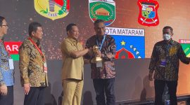 Mendagri Tito Karnavian menyerahkan UHC Award 2023 kepada Bupati Sikka Fransiskus Roberto Diogo di Balai Sudirman Jakarta, Selasa (14/3) 