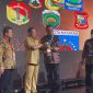Mendagri Tito Karnavian menyerahkan UHC Award 2023 kepada Bupati Sikka Fransiskus Roberto Diogo di Balai Sudirman Jakarta, Selasa (14/3) 