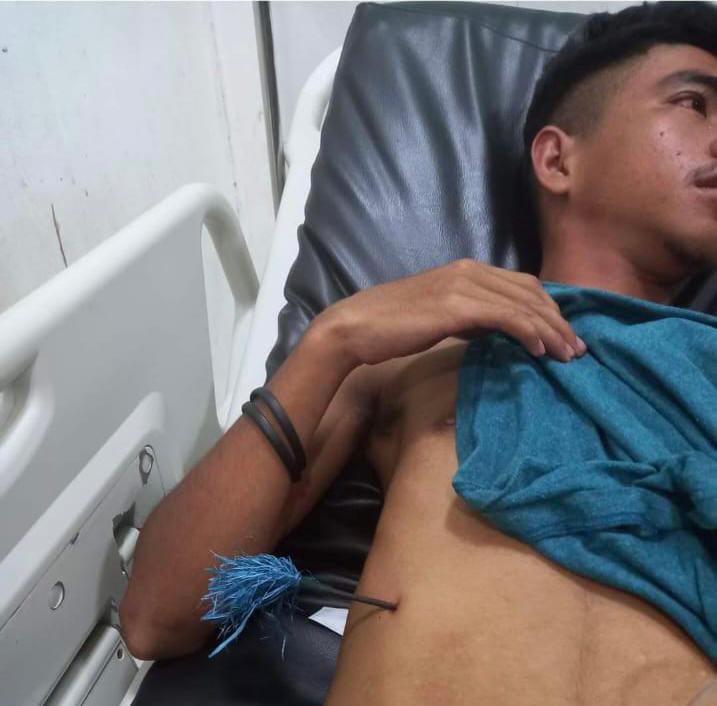 Korban Gregorius Federikus Sadin terbaring di RSUD TC Hillers Maumere dengan anak panah masih tertancap di perut bagian kanan (foto: istimewa)