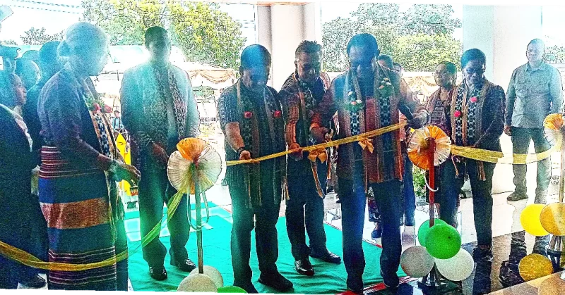 Wagub NTT melakukan pengguntingan pita gedung baru IFTK Ledalero, Sabtu (25/3)